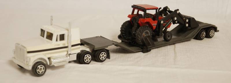 lot 4057 image: ERTL - Die Cast Replica Transport Semi Truck w Trailer & CASE Tractor 3286G