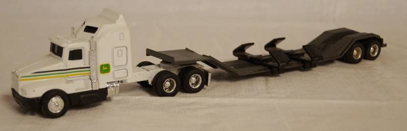 lot 4058 image: ERTL - Die Cast Replica Kenworth T600A Semi Truck w Trailer John Deere 0459G