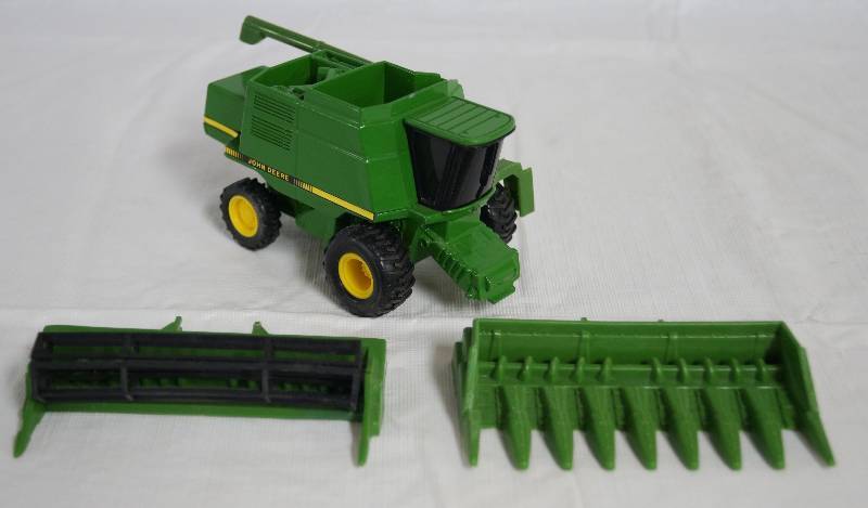 lot 4138 image: ERTL - Die Cast Replica JOHN DEERE Tractor w EXTRAS 3519G Very Cool