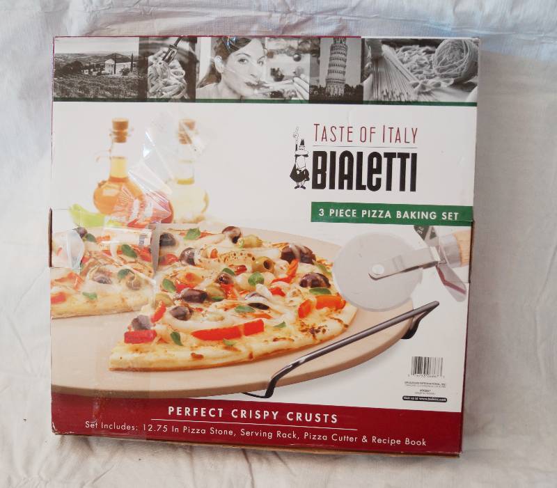 lot 4198 image: Taste of Italy Bialetti 3 Piece Pizza Baking Set- So Cool - NEW IN BOX