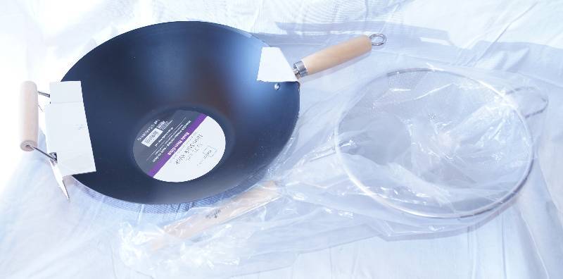 lot 4173 image: Set of 2 Cooking Pans- One Mainstays Non-Stick Wok- Very Nice