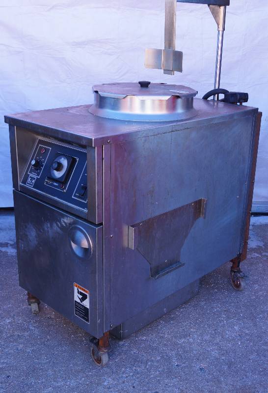 lot 4159 image: Automatic Lift Large Volume Electric Fryer - Bevles - BKI Fryer - ALF-F 48 lb. oil capacity - holds 14 lb. product