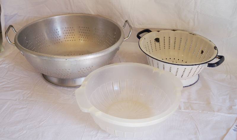 lot 4157 image: Set of 3 Strainers- 2 Metal and 1 Plastic- Great Bundle