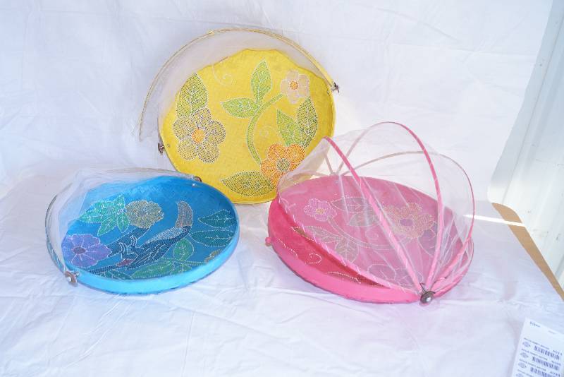 lot 4032 image: Lot of food serving trays with pull-over food nets - Great for outdoor Entertaining