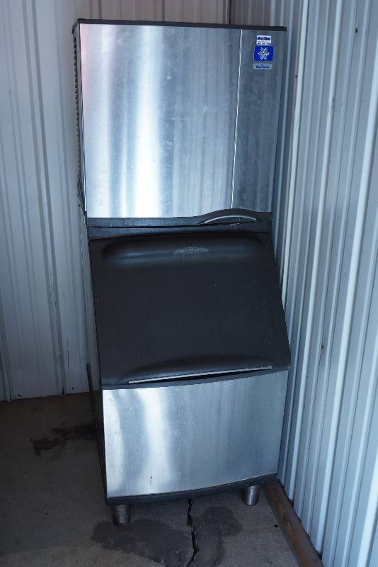 lot 4052 image: Manitowoc Ice Maker with B-320 Bin- Bin Has 210lb Capacity WORKS