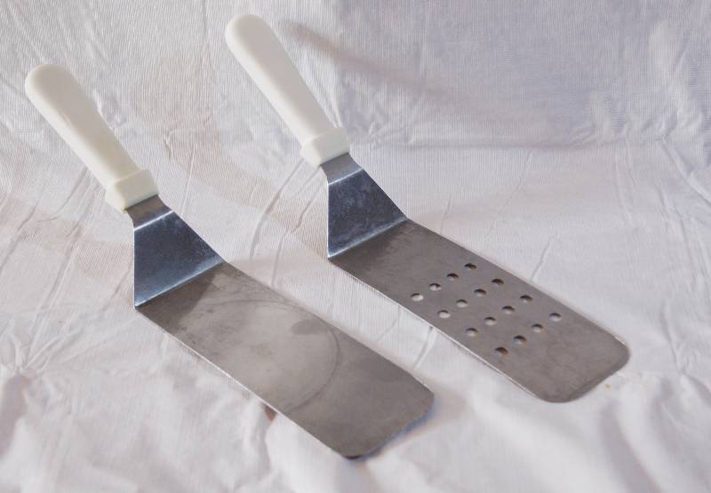 lot 4068 image: Set of 2 Metal TurnersSpatulas- Great for Cooking on the Grill