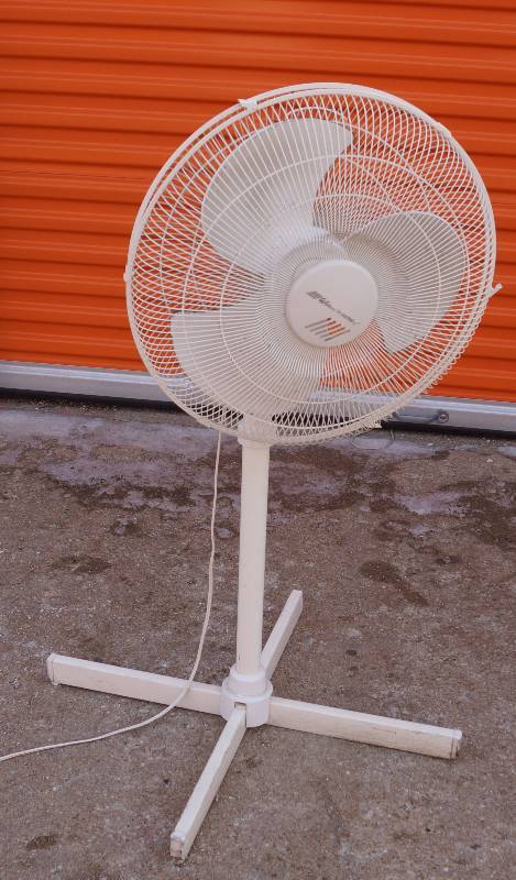 lot 4082 image: White Pedestal Fan- Model No. C182