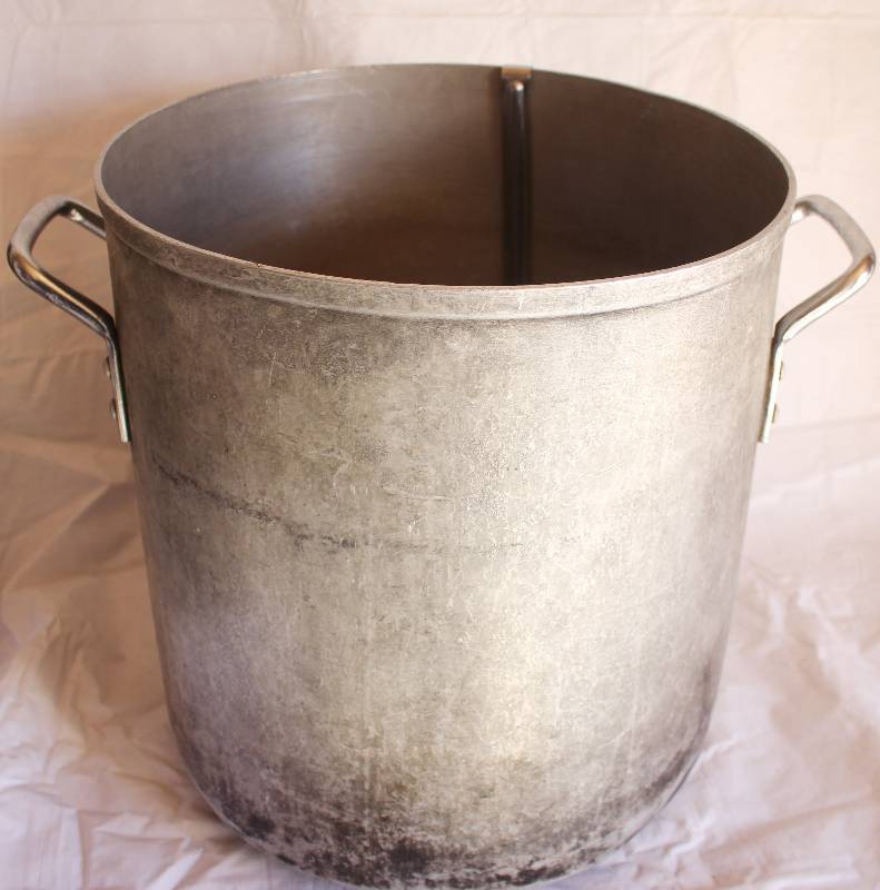 lot 4010 image: Very Large Commercial Restaurant Soup  Stock Pot w ladle - almost 16 deep & 14.5 diameter