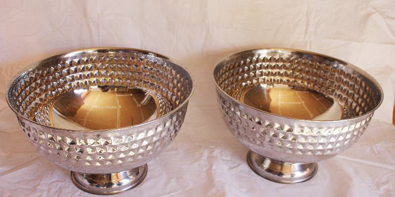lot 4012 image: Set of 2 Decorative Fruit Bowls- Very Unique Design