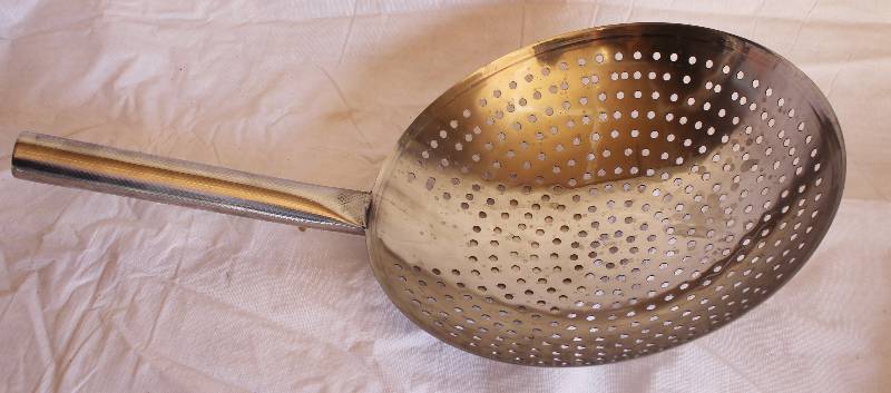 lot 4020 image: Big Restaurant Strainer w handle - Hand Held - Nice