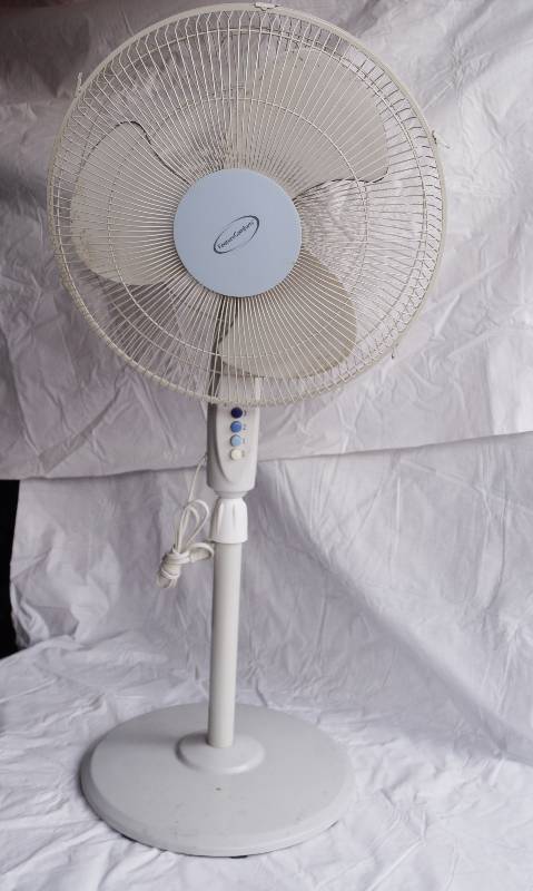 lot 4084 image: White Pedestal Fan