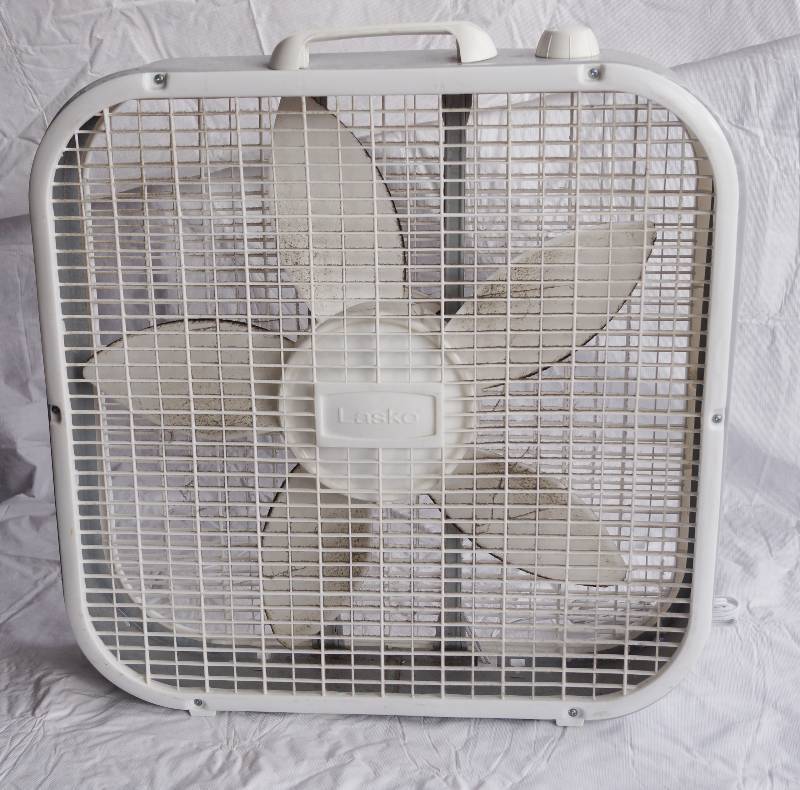 lot 4085 image: Lasko White Box Fan- 3 Different Settings