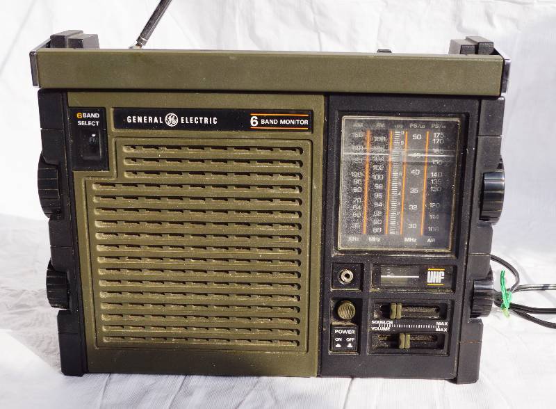 lot 4089 image: Vintage General Electric GE 6 Band Monitor Portable Radio- Model No. 7-2959A- Very Neat