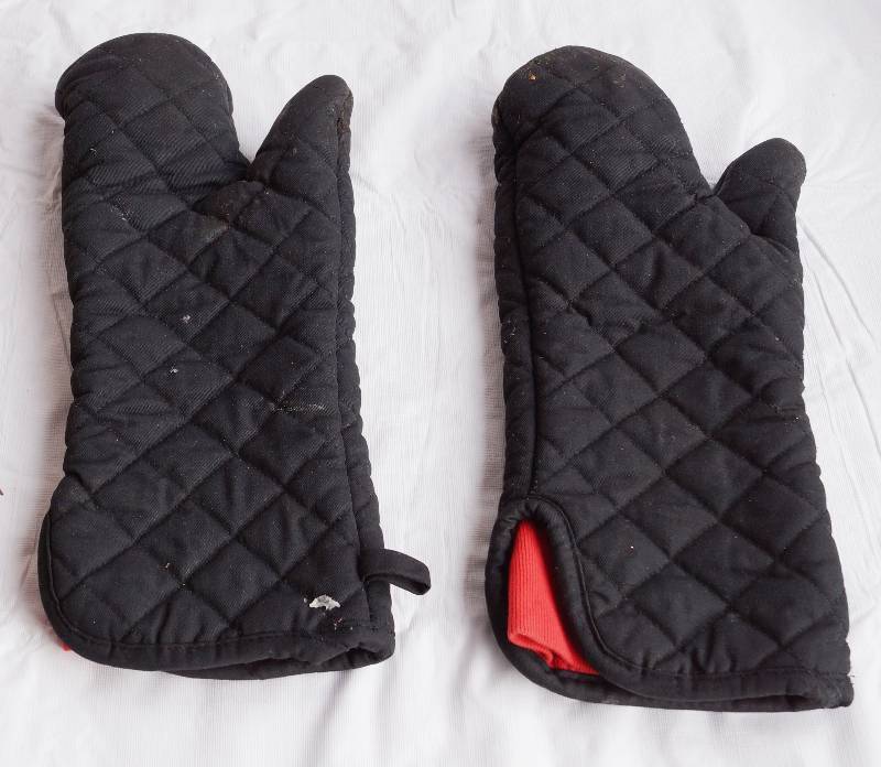 lot 4092 image: Lot of 2 Commercial Insulated Black Oven Mitts - Great Find