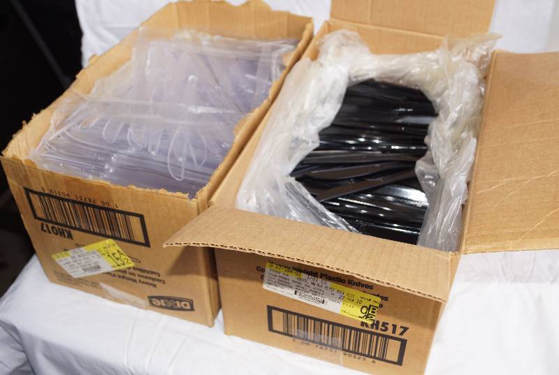 lot 4105 image: Box of Dixie Heavy Weight Plastic Knives- Clear and Black Knives Great Deal