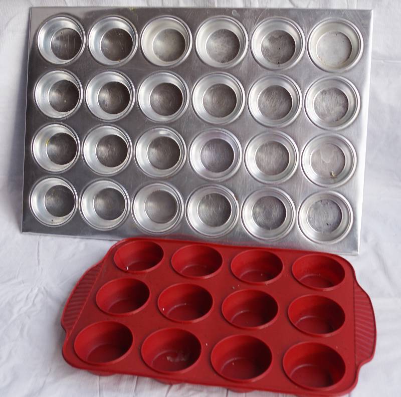 lot 4107 image: Set of 2 Muffin Pans- Great Bundle