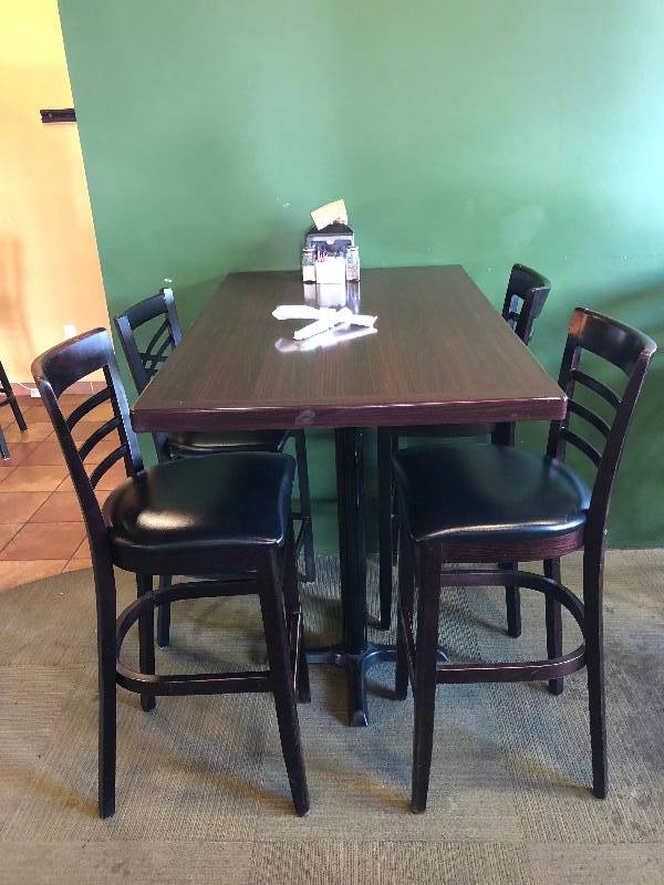 lot 4080 image: Beautiful Dark Wood Hi Top Table Set - Comes With 4 Padded Chairs