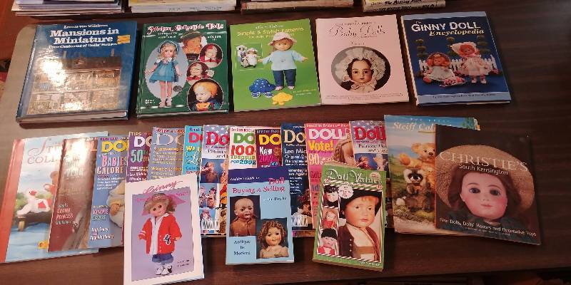 lot 219 image: Doll Collectors Book and Magazine Lot