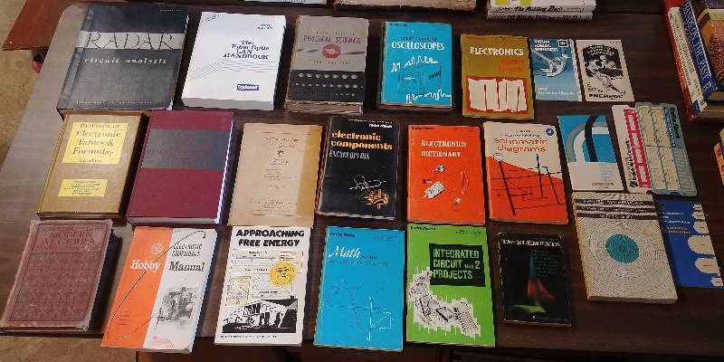 lot 259 image: Vintage Electronics, Science and Math Book Lot