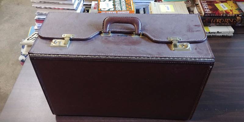 lot 269 image: Stebco Locking Case with Keys Perfect Size for Comic Books