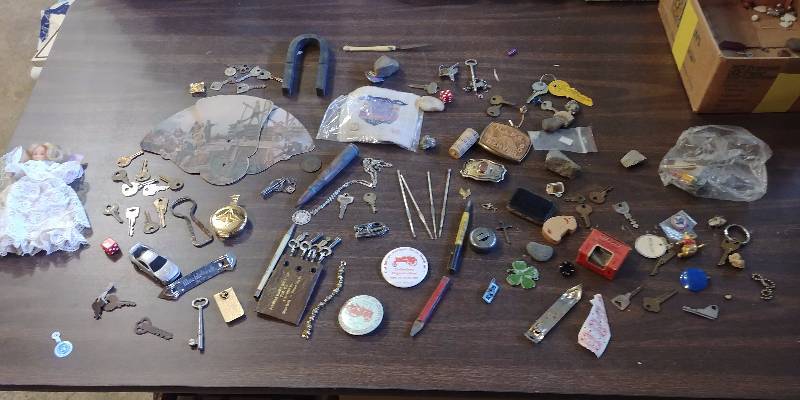 lot 296 image: Junk Drawer Lot