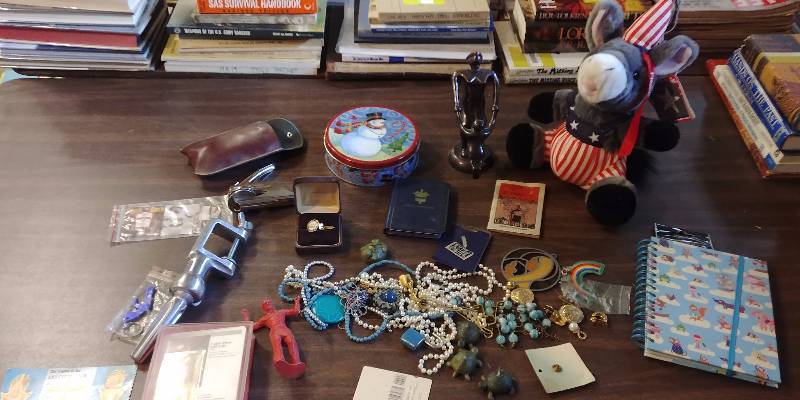 lot 311 image: Junk Drawer Lot