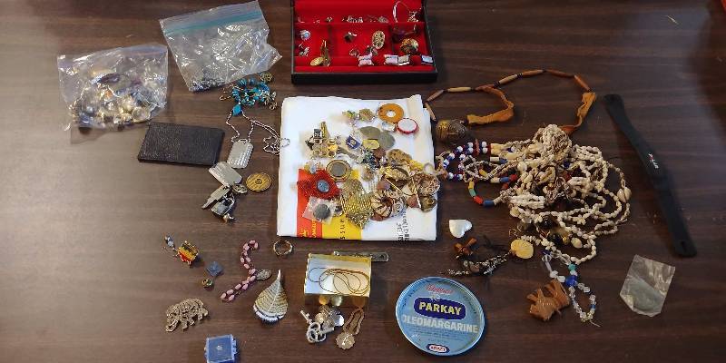 lot 313 image: Jewelry Lot