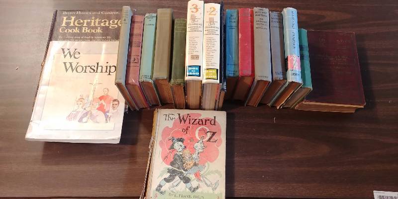 lot 318 image: Misc. Vintage Book Lot (Wizard of Oz, MUCH MORE)