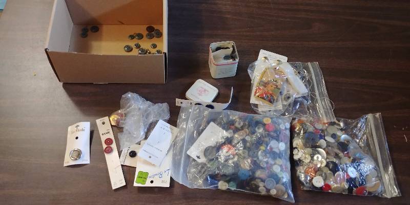 lot 322 image: Large Lot of Vintage Buttons