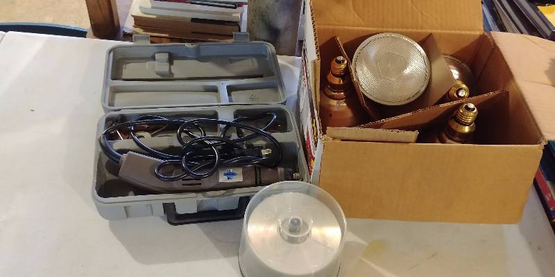 lot 325 image: Electric Dermal Multi-tool, Flood Lights, CD-Rs