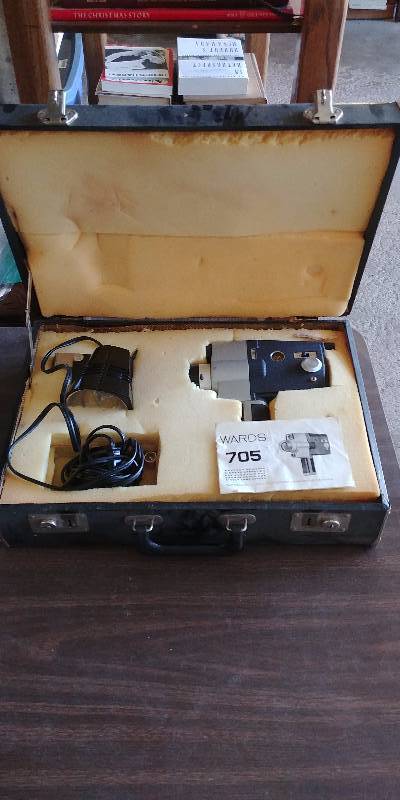 lot 7218 image: Wards 705 Vintage Movie Camera in Case