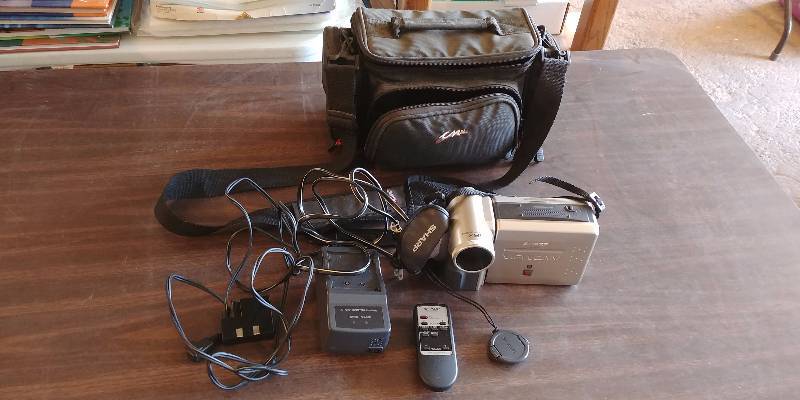 lot 7225 image: Sharp VL-E630 Camcorder