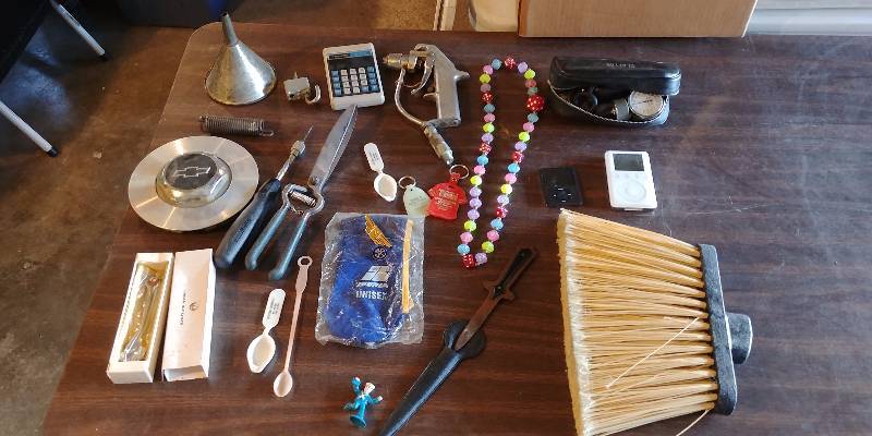 lot 7232 image: Junk Drawer Lot