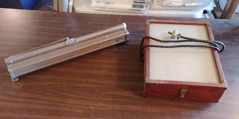 lot 7234 image: Small Projector Screen and Light Box