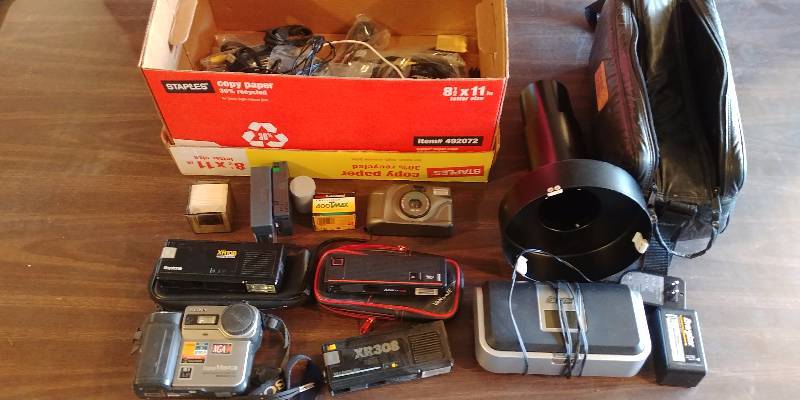 lot 7236 image: Miscellaneous Camera Lot