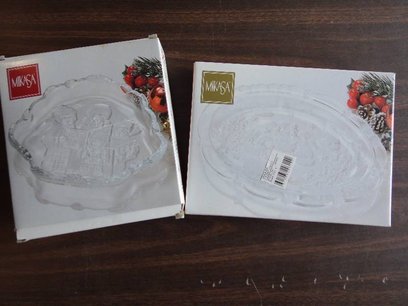lot 127 image: Pair of Mikasa Holiday Platters