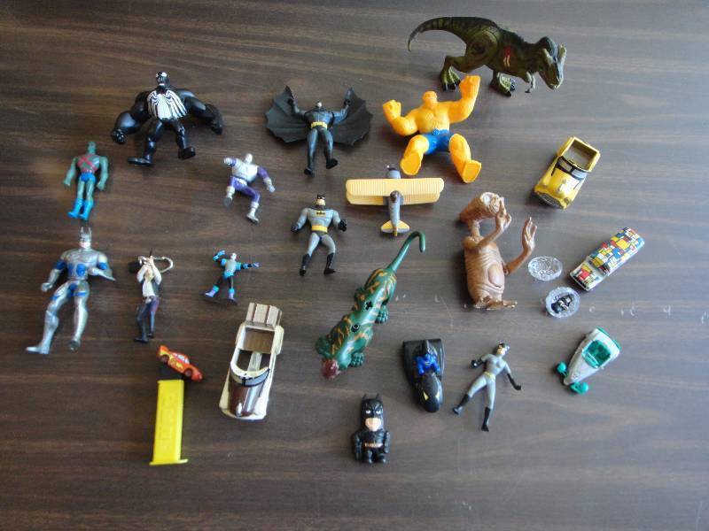 lot 1622 image: Vintage Toy Lot Batman, Jurassic Park, MORE...