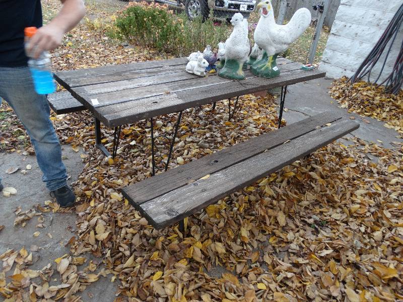 lot 643 image: Picnic table