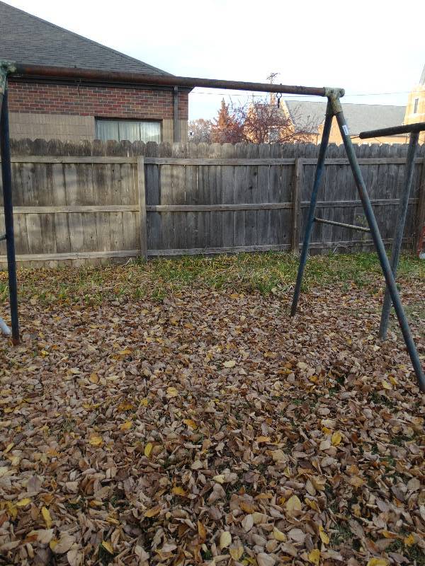 lot 648 image: Metal swing frame