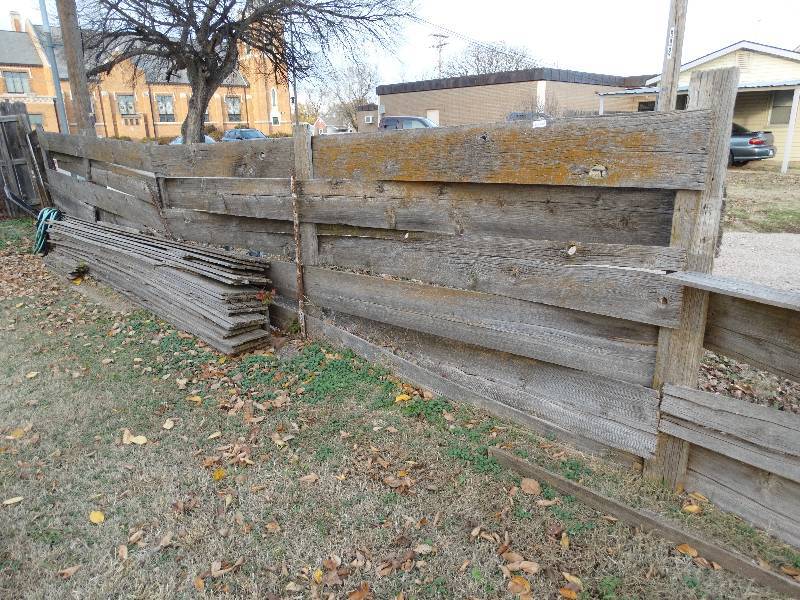 lot 652 image: Wood fencing
