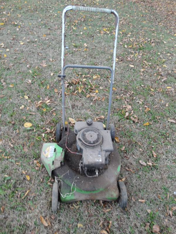lot 655 image: 3.5 HP push mower