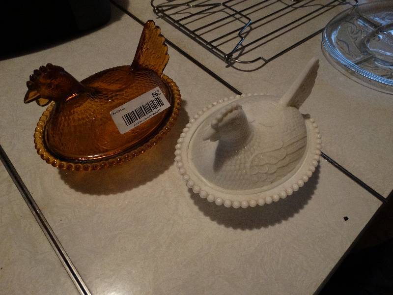 lot 662 image: 2 covered Hen dishes