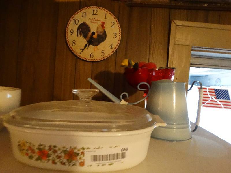 lot 669 image: Dishescandy dishRooster clock