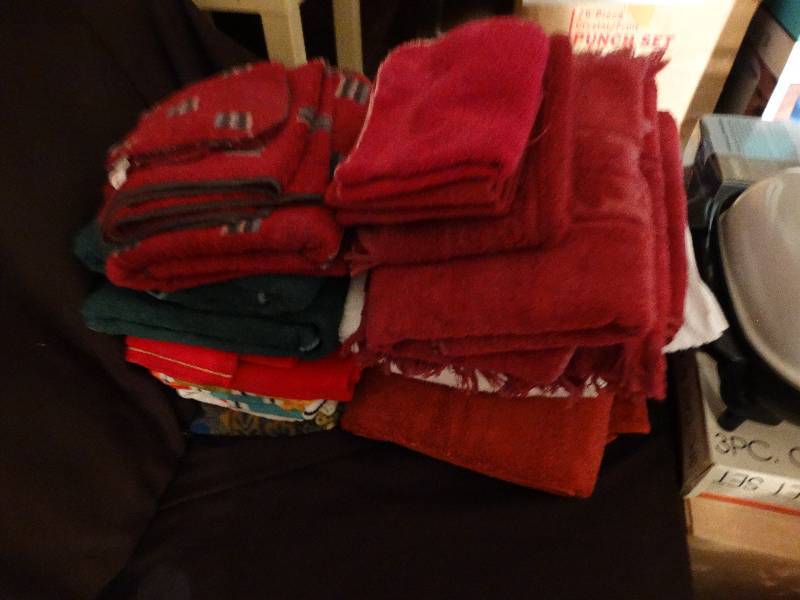 lot 682 image: Lot of towels