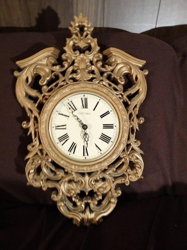 lot 683 image: Vintage plastic frame wall clock