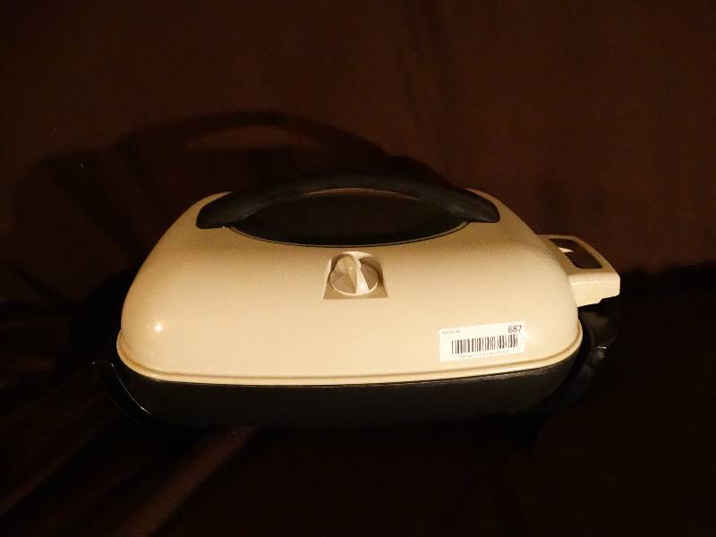 lot 687 image: Electric skillet w lid