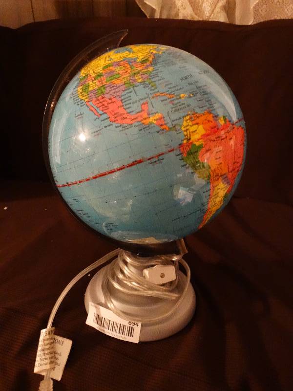lot 694 image: Small table top light up world globe