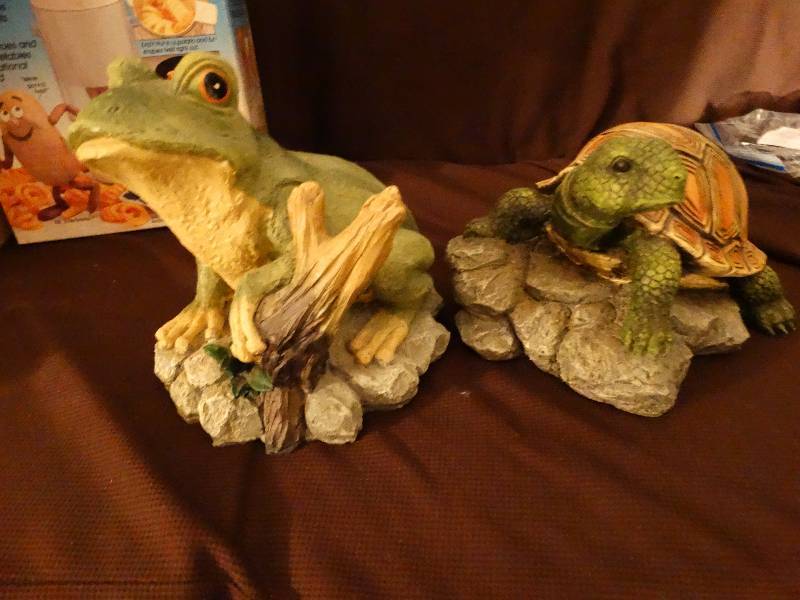 lot 699 image: Frog & Turtle yard decor