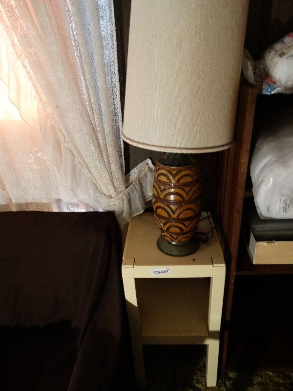 lot 700 image: Plastic stand & lamp w shade