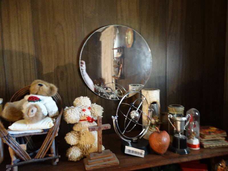 lot 705 image: Wall mirror and decor items.